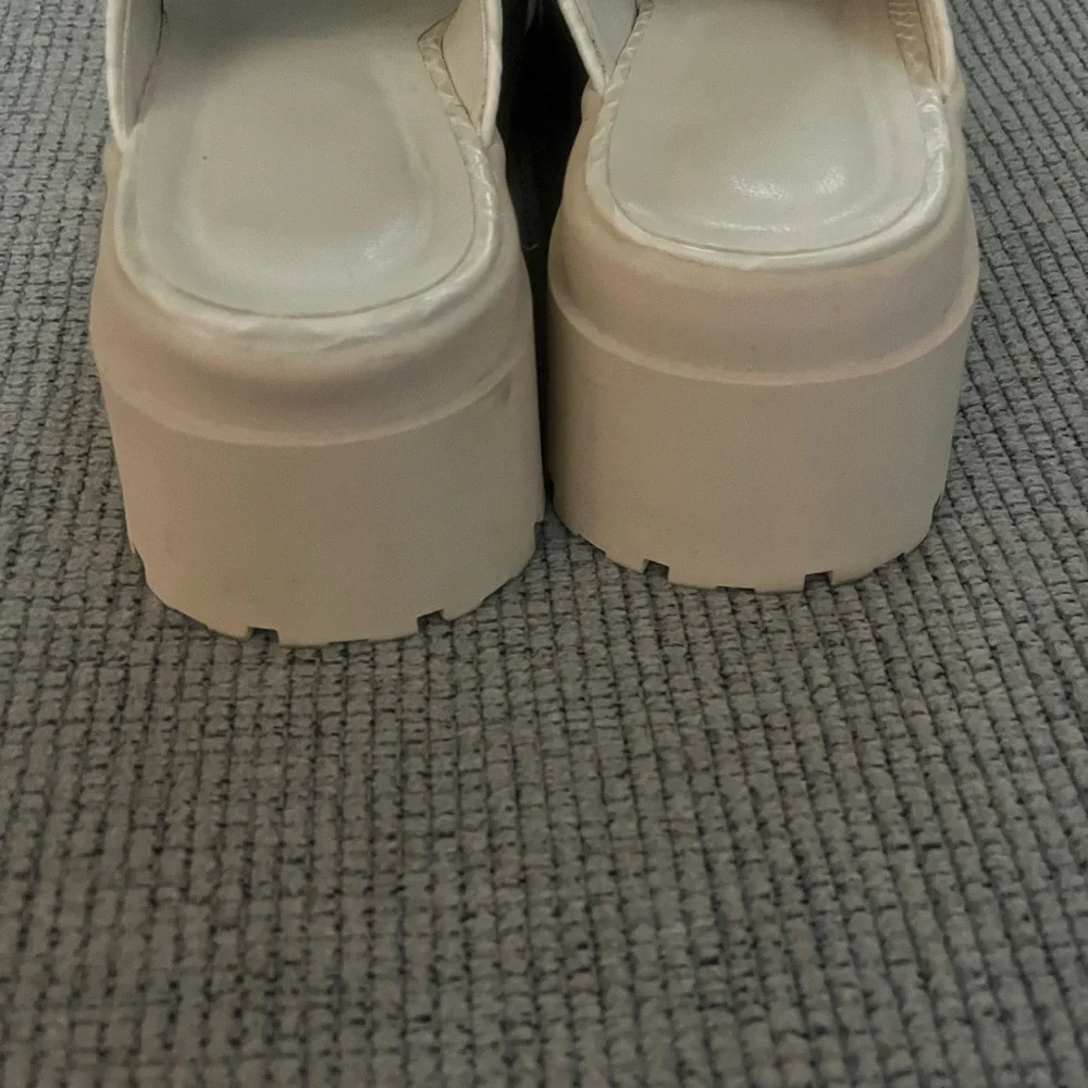 Willow Tree Cream Textured Leather Mule Clogs with Gold Hardware - Picture 4 of 8